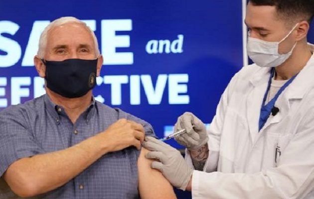 Εμβολιάστηκε σε ζωντανή μετάδοση ο Μάικ Πενς – «Είναι ιατρικό θαύμα» (βίντεο)