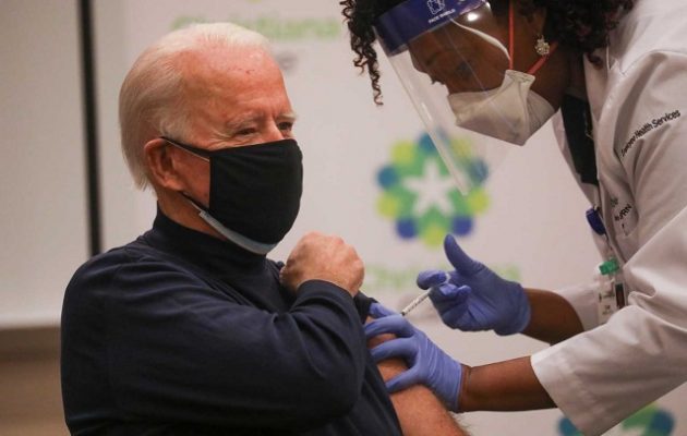 O Tζo Μπάιντεν εμβολιάστηκε μπροστά στις κάμερες (βίντεο)