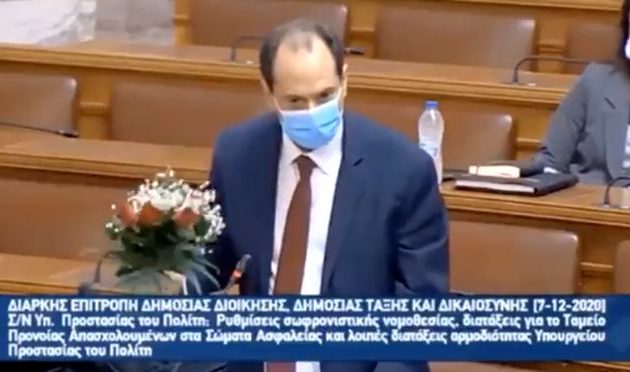 Ο Σπίρτζης «τσάκισε» τον Χρυσοχοΐδη: «Σας έφερα λίγα λουλούδια σαν κι αυτά που διέλυσε ο αστυνομικός των ΜΑΤ»