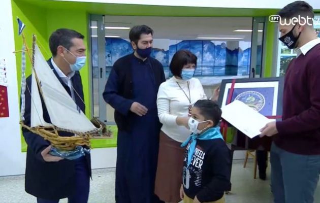 Στην «Κιβωτό του Κόσμου» ο Τσίπρας άκουσε τα κάλαντα και το Bella Ciao