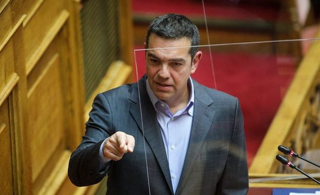 Στη Βουλή φέρνει ο Τσίπρας τον συνωστισμό σε βεράντα στην Ικαρία