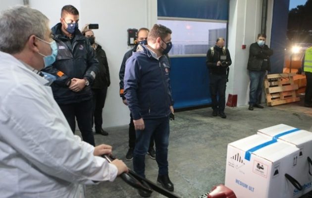 Κορωνοϊός: Έφτασαν στην Αθήνα τα εμβόλια – Ποιοι θα το κάνουν πρώτοι