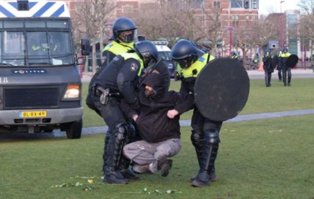 Η Αστυνομία στο Άμστερνταμ διέλυσε διαμαρτυρία κατά των περιοριστικών μέτρων