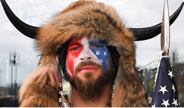 Συνελήφθη ο Τζέικ Άντζελι -ο «τραμπικός» με τα κέρατα Ινδιάνου «μάγου»