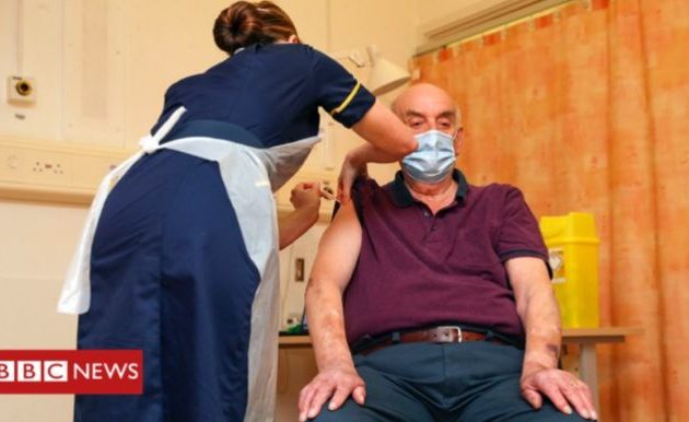 Η Βρετανία άρχισε να εμβολιάζει και με το εμβόλιο της AstraZeneca – Χάνκοκ: «Θρίαμβος της βρετανικής επιστήμης»
