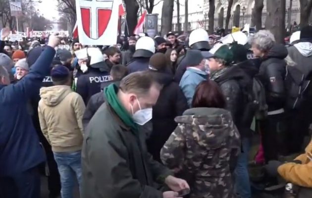Μαζική επέμβαση της Αστυνομίας στη Βιέννη σε διαδήλωση κατά των περιοριστικών μέτρων
