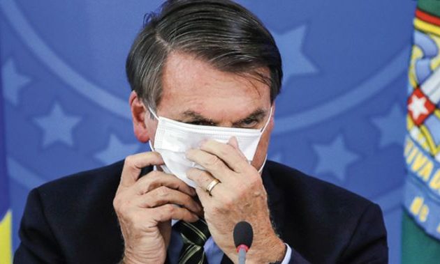 «Βουλιάζει» η δημοτικότητα του Μπολσονάρου που τώρα αμφισβητεί και τα εμβόλια