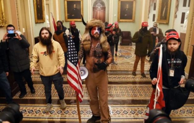 Τσακ Σούμερ: Το FBI να «καταδιώξει ανελέητα» αυτούς που εισέβαλαν στο Καπιτώλιο