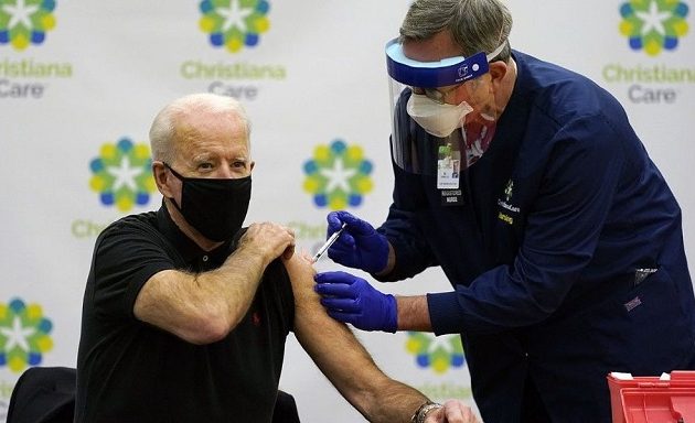 O Μπάιντεν έκανε τη δεύτερη δόση του εμβολίου
