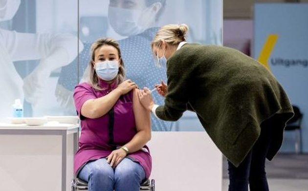 Τα… κατάφεραν τελικά στην Ολλανδία και έγινε ο πρώτος εμβολιασμός