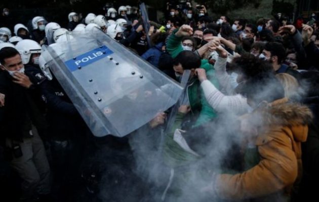 Ο Ερντογάν κατηγορεί για «τρομοκράτες» φοιτητές που διαδηλώνουν
