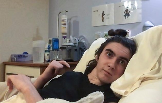 19χρονος ξυπνά από κώμα 11 μηνών και δεν γνωρίζει τίποτα για την πανδημία