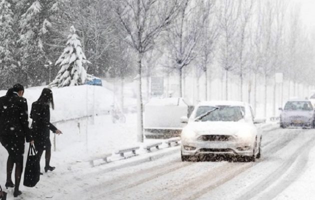 Χιόνια στην Αττική: Συμβουλές από την Αστυνομία σε οδηγούς και πεζούς