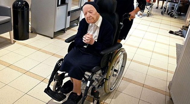 Ο γηραιότερος άνθρωπος της Ευρώπης, μια τυφλή μοναχή, νίκησε τον κορωνοϊό