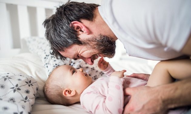 Έρχεται άδεια πατρότητας με αποδοχές