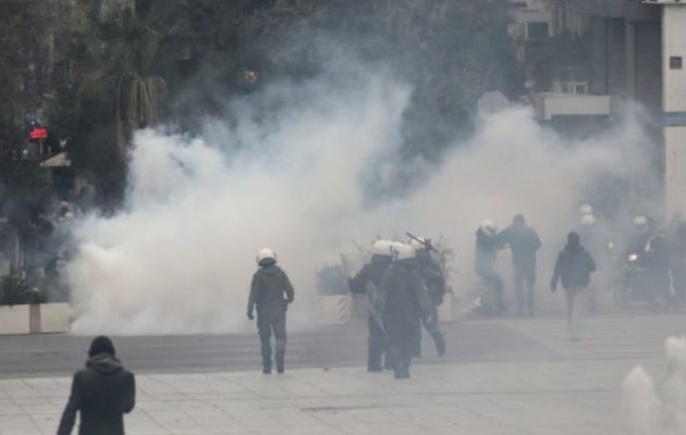 Βροχή χημικά στο Σύνταγμα σε διαδηλωτές αρνητές του κορωνοϊού
