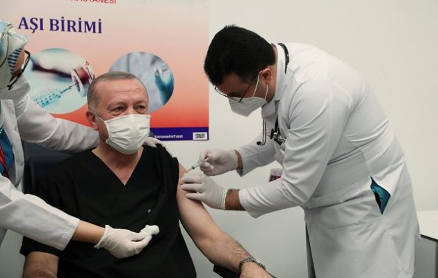 Ο Ερντογάν έκανε τη δεύτερη δόση του κινεζικού εμβολίου