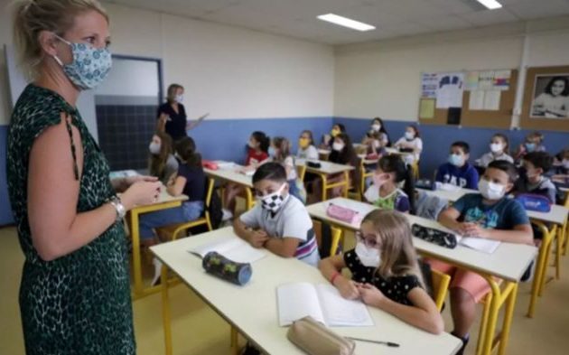 Ο μεταλλαγμένος κορωνοϊός εξαπλώνεται στα σχολεία της Γαλλίας