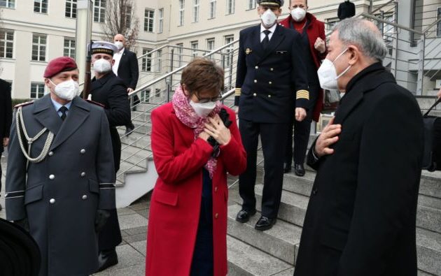 Γερμανίδα Υπ. Άμυνας: Η Γερμανία διαδραματίζει ρόλο μεσολαβητή μεταξύ Ελλάδας-Τουρκίας