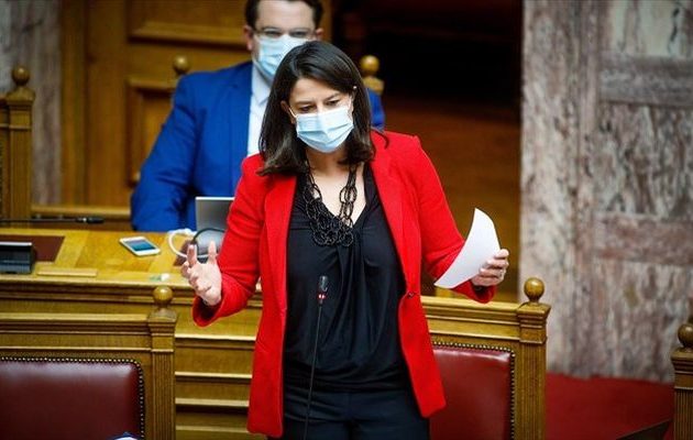 Τα δημοτικά έγιναν εστίες διασποράς κορωνοϊού και για την Κεραμέως φταίνε οι διαδηλώσεις