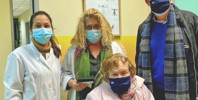 Εμβολιάστηκε η 97χρονη Μαργαρίτα Παπανδρέου – Μαζί της ο Γιώργος Παπανδρέου