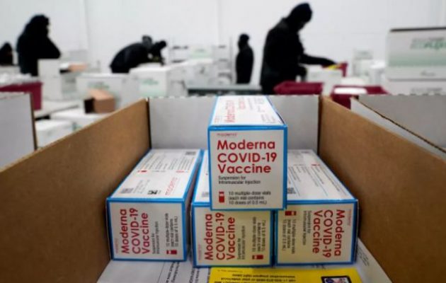 Moderna: Μπορούμε να γεμίζουμε τα φιαλίδια με 15 δόσεις αντί για 10
