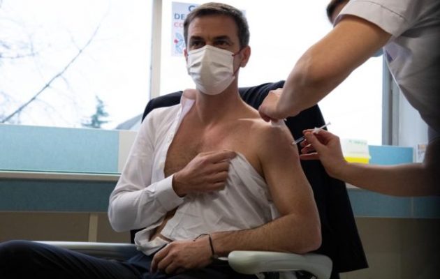 Ο Γάλλος υπ. Υγείας έκανε το εμβόλιο της AstraZeneca και λέει ότι είναι «ΟΚ» – Η Νότια Αφρική έχει άλλη άποψη