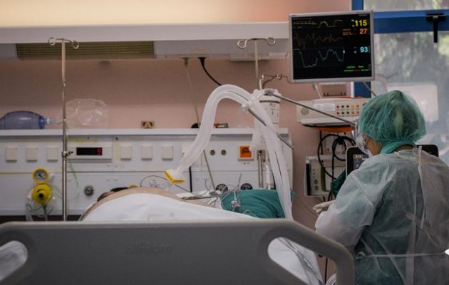 Σήμα κινδύνου από ΠΟΕΔΗΝ: Να μην φτάσουμε σε αυτοσχέδιες ΜΕΘ – Επίταξη των ιδιωτικών