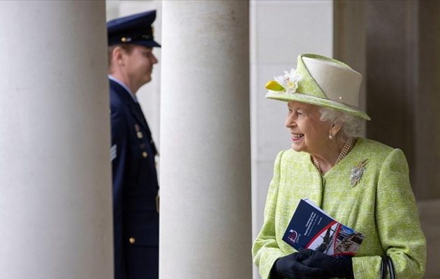 Η Ελισάβετ συνάντησε πιλότους και τους ρώτησε αν «καταδιώκουν Ρώσους»