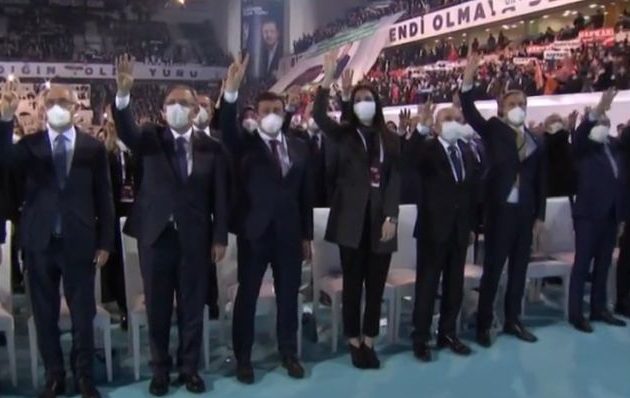 Χιτλερική φιέστα από τον Ερντογάν – Έβαλε τα μέλη του AKP να δώσουν ναζιστικό όρκο κάνοντας τον χαιρετισμό «ραμπιά»