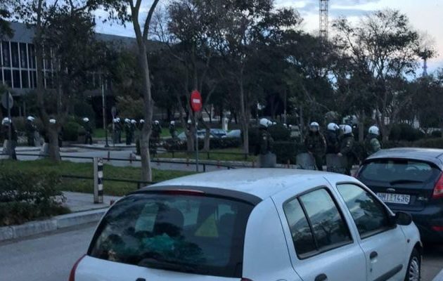 Η Αστυνομία εκκένωσε το κτίριο της Πρυτανείας του ΑΠΘ από τους καταληψίες