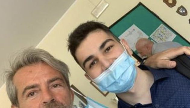 18χρονος μαχαίρωσε 24 φορές τον πατέρα του για να γλιτώσει τη μητέρα του