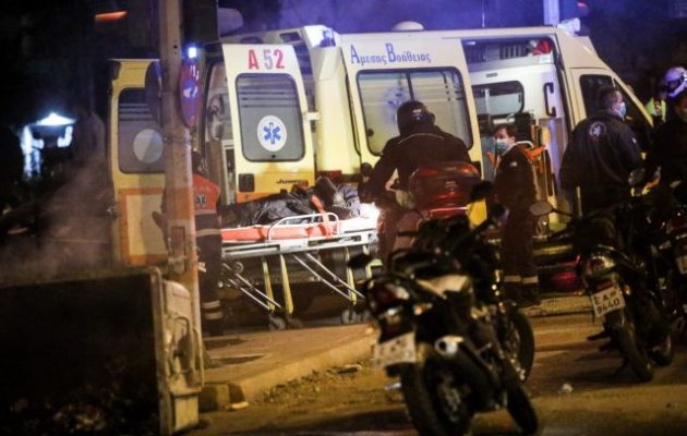 Τέσσερις αστυνομικοί τραυματίες στη Νέα Σμύρνη – Ποιο σοβαρά 24χρονος ειδικός φρουρός