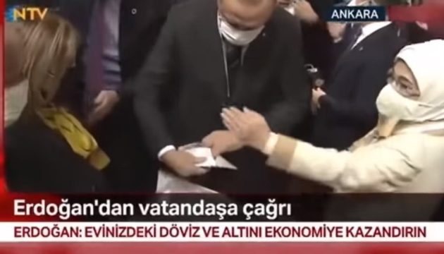 Η σύζυγος Ερντογάν εξοργίστηκε για το πλήθος γύρω από τον Τούρκο Πρόεδρο (βίντεο)