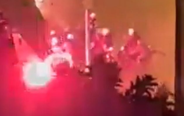 Ο αστυνομικός ξυλοκοπήθηκε επειδή εγκαταλείφθηκε στην «οργή του όχλου» από τους συναδέλφους του (βίντεο)