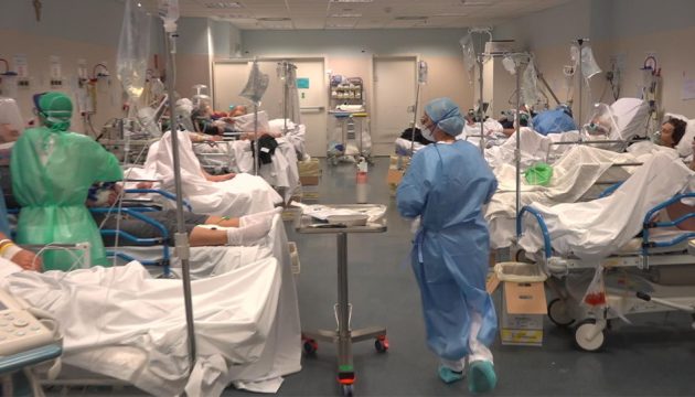 Ιταλίδα δικαστής: Οι υγειονομικοί που αρνούνται να εμβολιαστούν δεν θα παίρνουν μισθό