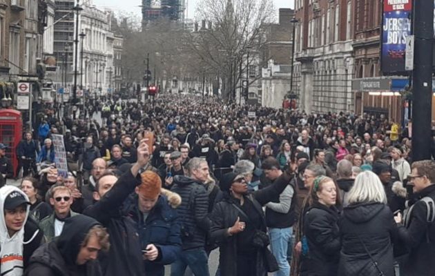 Μεγάλη διαδήλωση στο Λονδίνο κατά των περιοριστικών μέτρων (βίντεο)