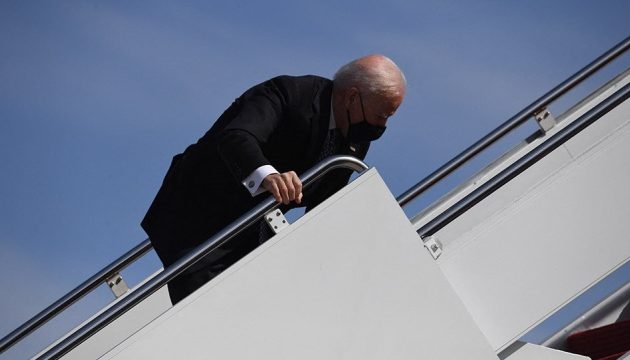 Ο Μπάιντεν έπεσε τρεις φορές στα σκαλοπάτια του αεροπλάνου (βίντεο)