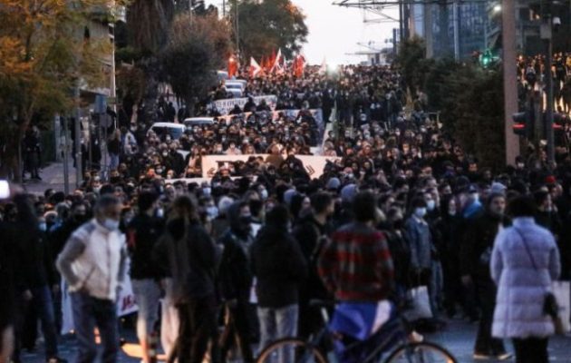 Χιλιάδες διαδηλωτές στη Νέα Σμύρνη – Δύο τραυματίες αστυνομικοί