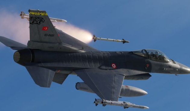 Η τουρκική πολεμική αεροπορία βομβάρδισε τους Κούρδους (SDF) συμμάχους των ΗΠΑ στη βόρεια Συρία