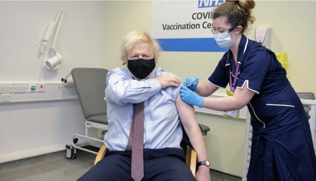 Εμβολιάστηκε ο Μπόρις Τζόνσον – «Ήταν πολύ καλά, το συνιστώ»