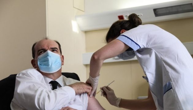 Γαλλία: Εμβολιάστηκε ο Ζαν Καστέξ – «Δεν ένιωσα τίποτα»