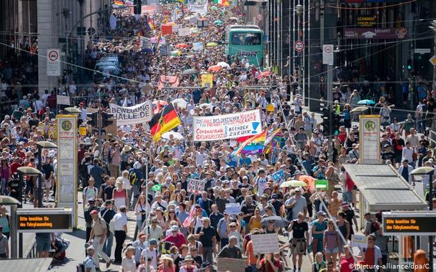Στουτγάρδη: Μεγάλες διαδηλώσεις κατά των περιοριστικών μέτρων