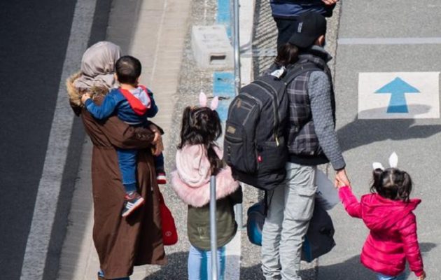 Welt: Η Γερμανία «πληρώνει» την Ελλάδα για να δεχτεί πίσω πρόσφυγες από τα εδάφη της
