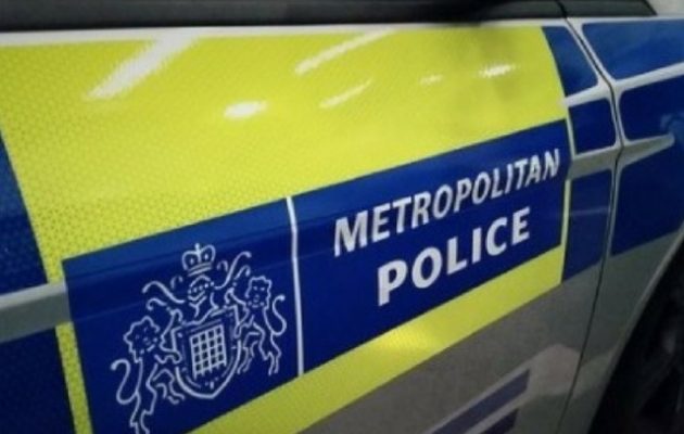 Δύο αστυνομικοί διώκονται για σέλφι που τράβηξαν στη σκηνή μιας δολοφονίας