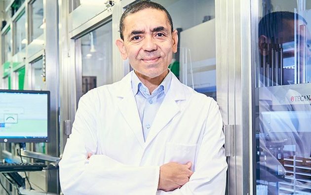 O Ουγούρ Σαχίν της BioNTech μιλά για «νέα κανονικότητα» και όχι για «επιστροφή στην κανονικότητα»