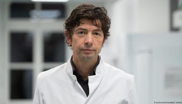 Γερμανός λοιμωξιολόγος: Μη χαλαρώνετε, ο κορωνοϊός μπορεί να αντεπιτεθεί