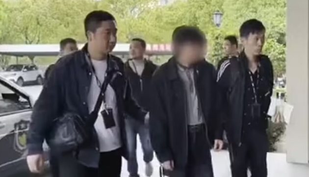 Κινέζος πούλησε το γιο του για 24.000 δολάρια για να πάει ταξίδι με την κοπέλα του