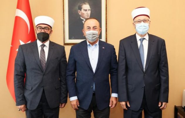 Με τον γιο του Σαδίκ και τους ψευτομουφτήδες ο Τσαβούσογλου στο Τουρκικό Προξενείο