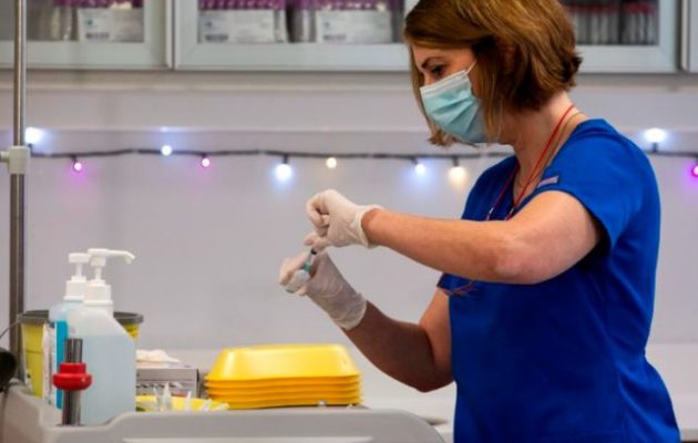 Ποιες εξετάσεις πρέπει να κάνουν όσοι εμβολιάζονται – Τι απαντά η Παγώνη
